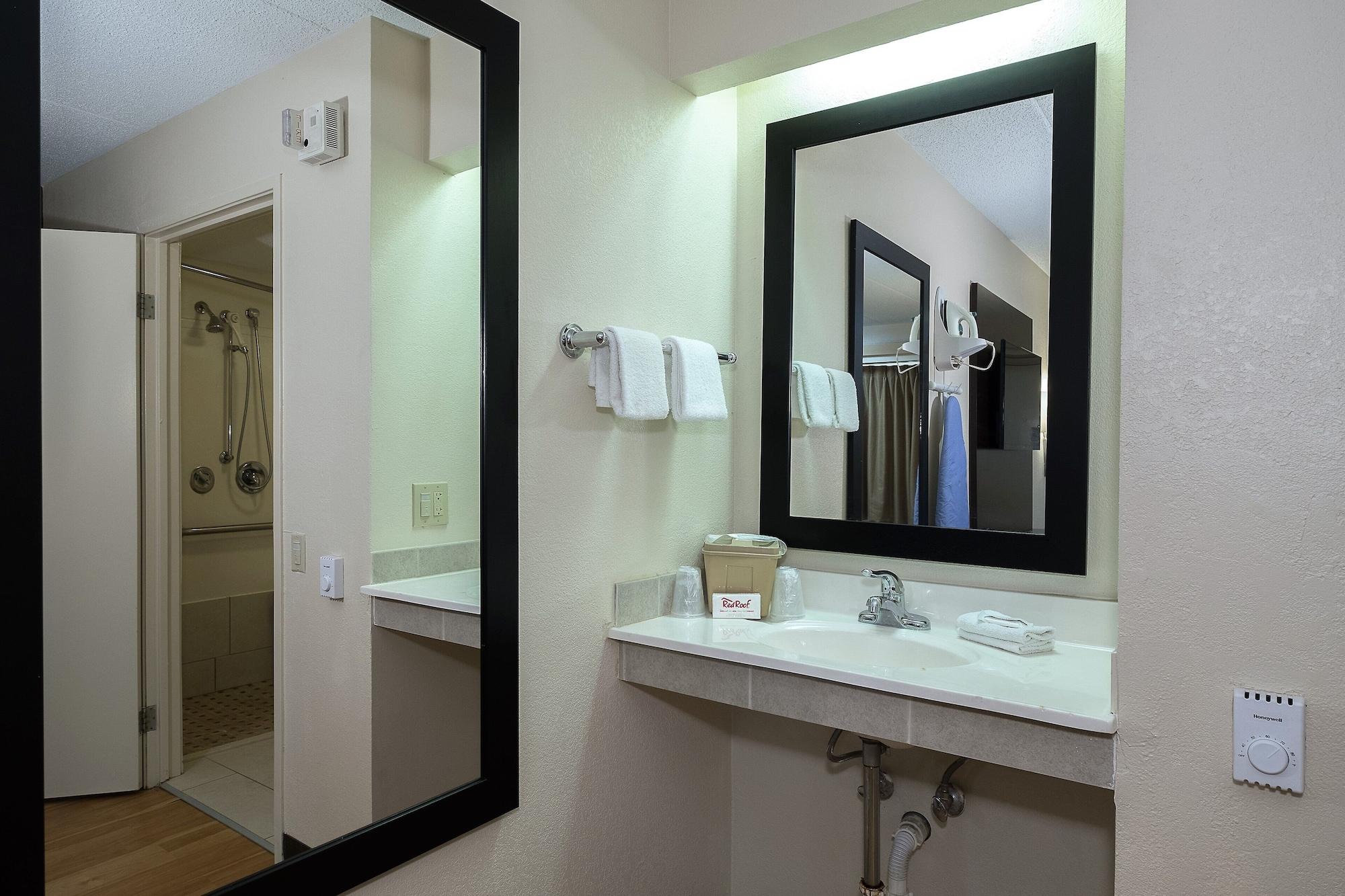 Red Roof Inn Cincinnati East - Beechmont Cherry Grove Bagian luar foto