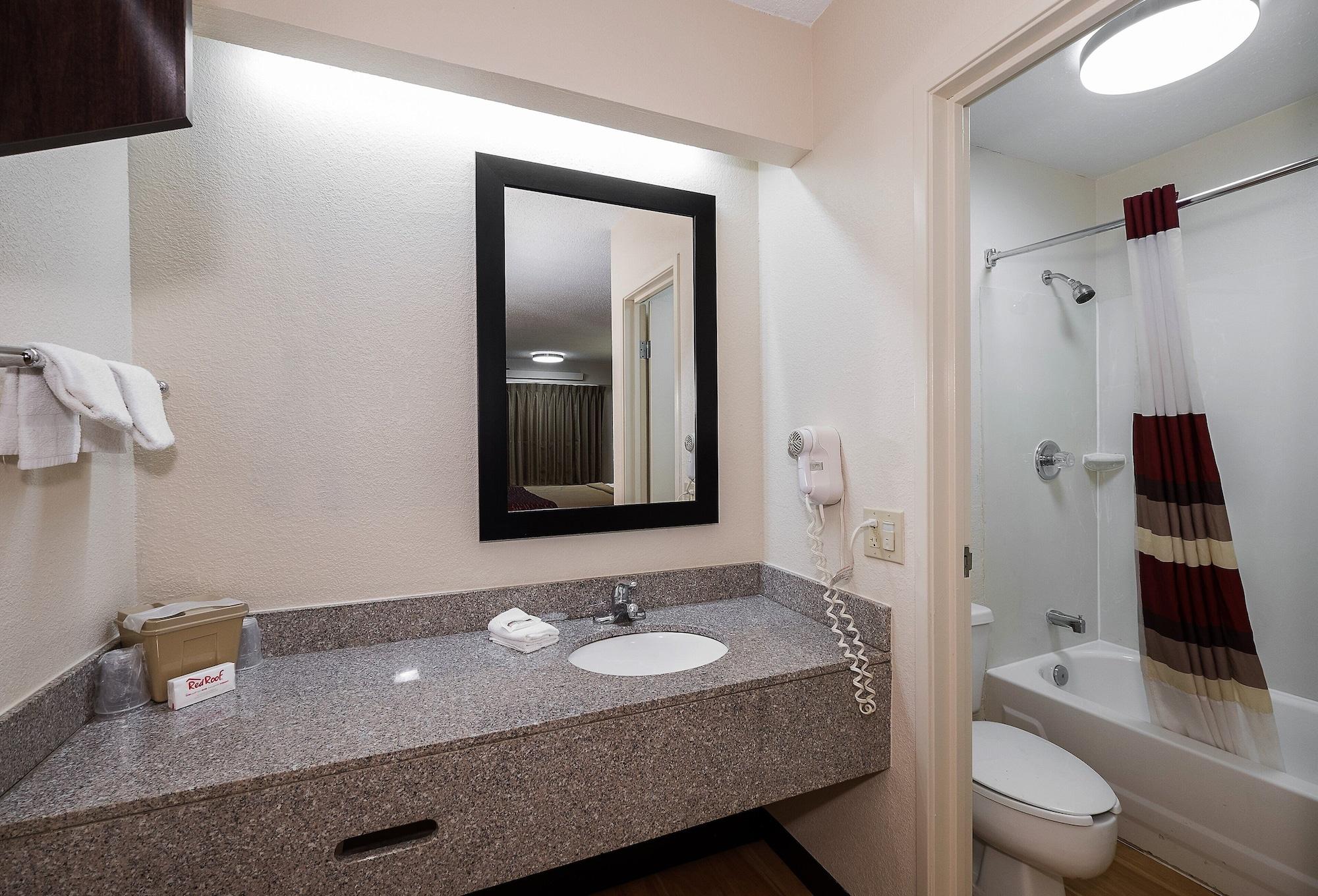 Red Roof Inn Cincinnati East - Beechmont Cherry Grove Bagian luar foto
