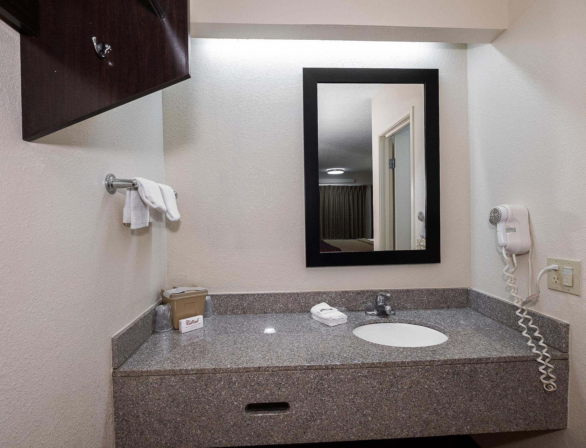 Red Roof Inn Cincinnati East - Beechmont Cherry Grove Bagian luar foto